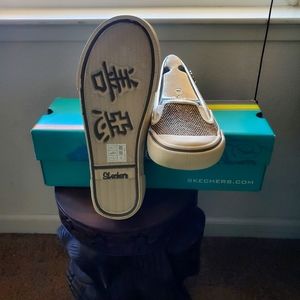 BRAND NEW SIZE 8 TAN SKECHERS SLIP-ON